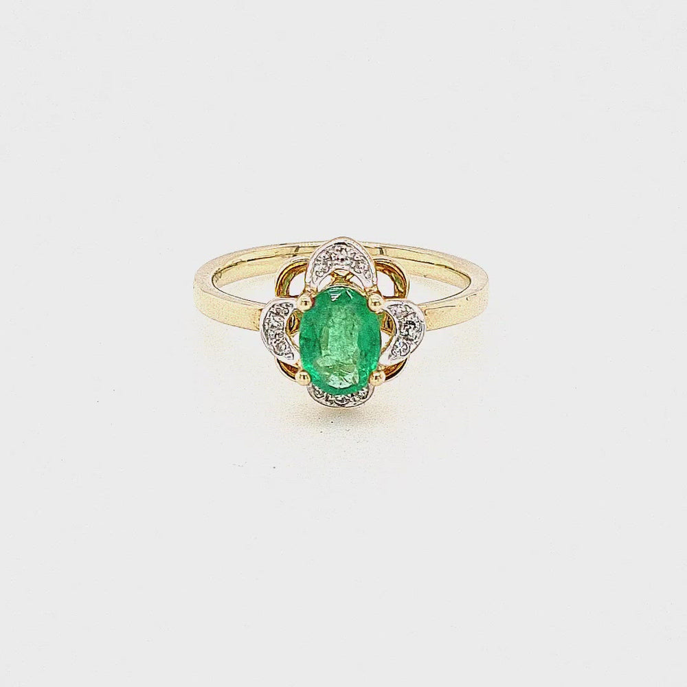 
                
                    Load and play video in Gallery viewer, 9ct Gold Oval Emerald Cluster Vintage Style Diamond Ring
                
            