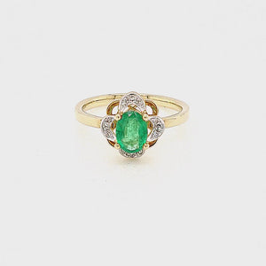 
                
                    Load and play video in Gallery viewer, 9ct Gold Oval Emerald Cluster Vintage Style Diamond Ring
                
            