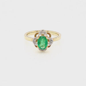 
                
                    Load and play video in Gallery viewer, 9ct Gold Oval Emerald Cluster Vintage Style Diamond Ring
                
            