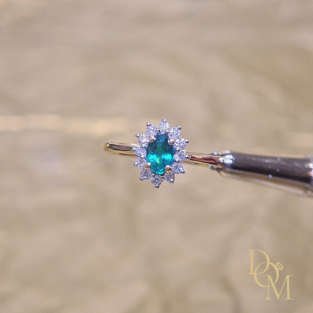 
                
                    Load and play video in Gallery viewer, 18ct Gold Oval-cut Emerald &amp;amp; Diamond Cluster Ring
                
            